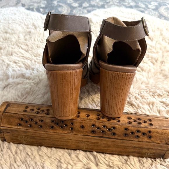 DANSKO Demetra Taupe Peep Tow Sandal Sz 39 - Picture 9 of 15